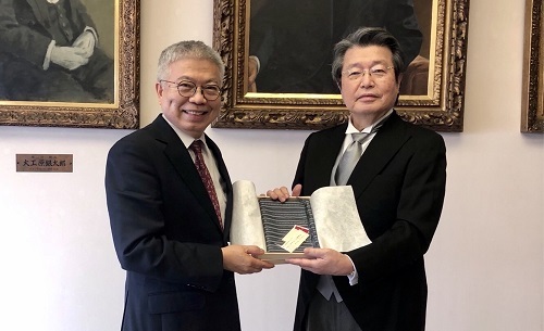 校長王錫福（左）與九州大學校長石橋達朗互贈禮物。