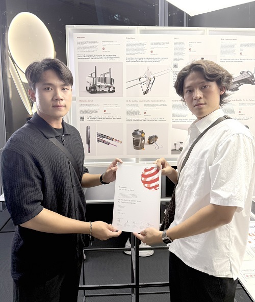 北科大學生李祥耀(右)、黃柏諺合作設計「DP-Pro 裝修師傅無塵水泥攪拌機」,拿下紅點概念設計獎。圖片