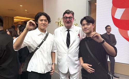 北科大獲獎學生李祥耀(左)、黃柏諺(右)與紅點設計獎創辦人Peter Zec合影。圖片