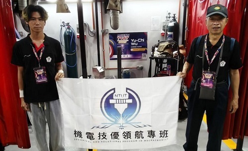 吳育奇同學(左)與鄧來旺老師合影