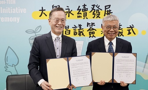 北科大校長王錫福（右）、台灣永續能源研究基金會董事長簡又新共同簽署《大學永續發展倡議書》。