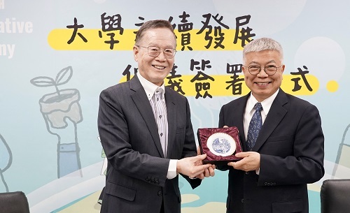 北科大校長王錫福（右）致贈鶯歌USR陶瓷彩繪盤「北科韶景」予台灣永續能源研究基金會董事長簡又新。