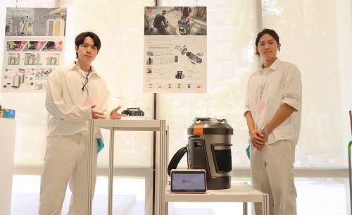 李祥耀(右)、黃柏諺「DP-Pro」採用封閉式攪拌,打造安全友善的裝修設備。