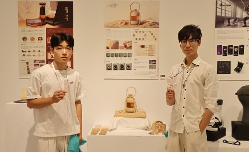 范瑞修(右)、呂羿宏「Corn Hub玉米芯緩衝包裝材設計」,從材料到組裝均可自然分解。