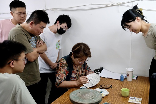北科大帶領文發系學生至法華彩大師張美雲工作室集中學習。圖片