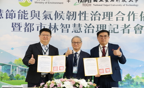 北科大校長任貽均（左）與環境部長彭啓明（右）簽署合作備忘錄，由文化部長李遠（中）見證，共同推動六大永續合作。