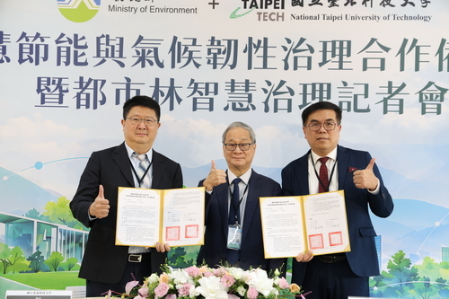 北科大校長任貽均（左）與環境部長彭啓明（右）簽署合作備忘錄，由文化部長李遠（中）見證，共同推動六大永續合作。