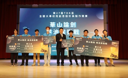 北科大「睿bu可擋的儒益金箍棒」隊（右）獲「遙控組」第三名，明新科大「MUST-ME」隊獲「自動組」第三名。