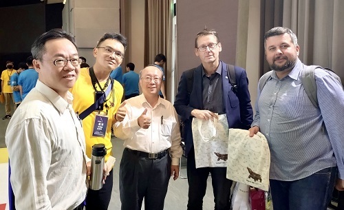 捷克科技大學副校長荷力（右二）代表捷克科大，率團觀摩北科大「TDK盃創思設計製作競賽」。