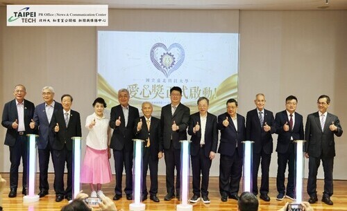 「愛心獎正式啟動!」—校長偕同各發起人及評審委員代表共12位