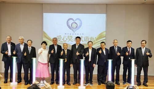 圖6.北科大「愛心獎正式啟動！」—校長偕同各發起人及評審委員代表共12位，共同按下啟動柱，宣告愛心獎正式揭幕，為北科大校友社會貢獻表彰立下歷史性里程碑