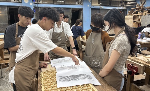 北科大「記憶・技藝」展題「藝留豐園木」中，USR計畫教師今（2024）年赴日學習國內已近失傳之組子細工細木作工藝，配合計畫所開設跨域全齡商品設計開發課程，帶領學生於北科大木藝基地進行組子細木花窗設計與創新。