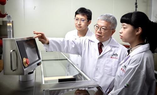 北科大校長王錫福（中）成立創新前瞻學院，以人工智慧、半導體、資訊安全為主軸。（照片提供：教育部《高教創新》）