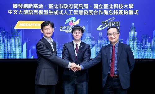 北科大楊重光副校長(右起)、臺北市政府資訊局趙式隆局長、聯發創新基地負責人許大山博士代表三方簽約。
