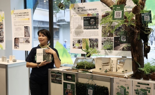 北科大設計學院推動全台首座「蕨色校顏」，講師傅玲於展場講解。圖片