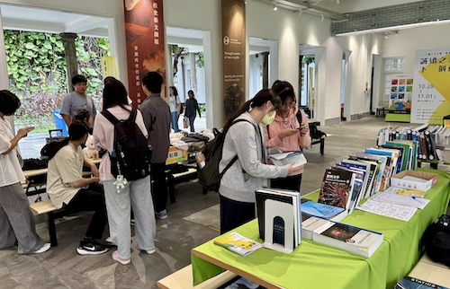 北科大首屆永續週舉辦二手市集，邀請學生響應循環行動。圖片