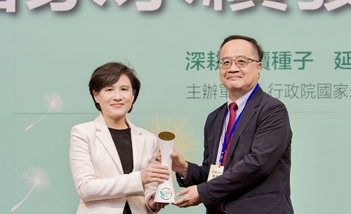 北科大榮獲行政院114年教育類國家永續發展獎最高榮譽，由副校長楊重光（右）代表受獎。圖片