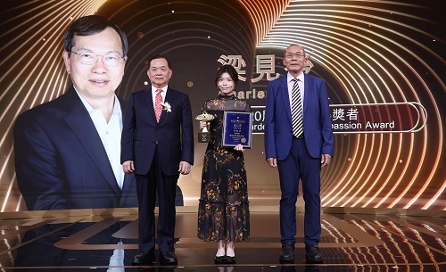 美超微創辦人梁見後獲第20屆「愛心獎」，由鐿鈦科技總裁林寳彰（右）頒獎，梁見後女兒（中）代領。