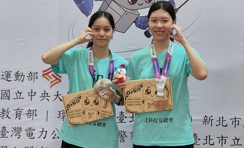 臺北科大羽球隊女子雙打金牌 頒獎合影
