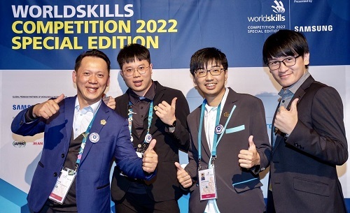 左起：南港高工指導老師林謙育、北科大技優專班田佳承國手。