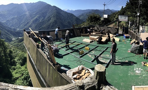 食在好買直販所位於海拔1,450公尺高的宇老觀景台，由北科大USR團隊與石磊部落青年協力搭建。