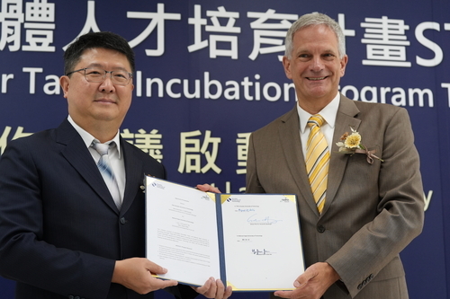 德國在台協會代表狄嘉信受德勒斯登工業大學委託，轉交雙方已完成簽署的合作協議