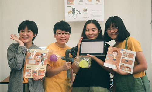 北科大學生林彥寧（左起）、陳語嫣、盧庭妍、施宇唐設計VR裝置遊戲「Funmer」，勇奪放視大賞金獎。