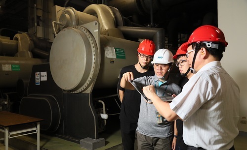 北科大跨域團隊協助友達光電於空調系統節能減碳。（照片提供：綠能科技聯合研發計畫）圖片