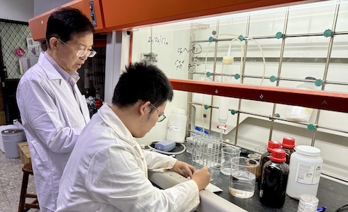 北科大有機高分子研究所特聘教授呂良賜（中）率領團隊跨國研究，成果登上國際頂尖期刊JACS。圖片