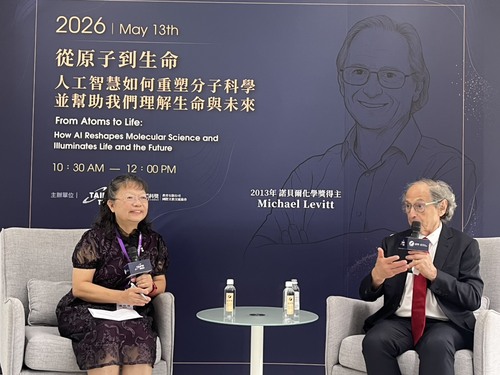 分子科學與工程系蘇昭瑾教授主持講座，就人工智慧與生命科學的未來發展暢談交流，激盪創新思維。