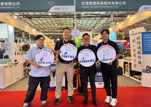 北科大終身特聘教授李達生（左二）帶領團隊長期投入產學合作，圖為其與合作廠商於2025年國際冷凍空調綠能科技展合影