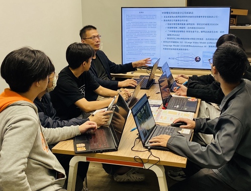 北科大終身特聘教授李達生帶領學生，與電信、空調、能源等領域廠商建立長期合作關係