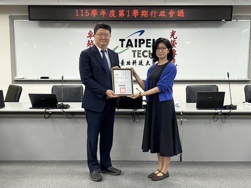 臺北科大校長任貽均(左)頒發駐校藝術家聘書予藝術家黃華真(右)