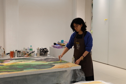 藝術家黃華真於臺北科大校史館進行駐校藝術創作
