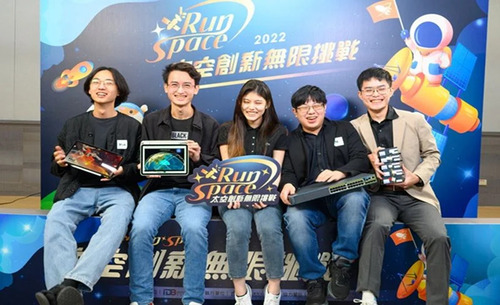 徽常快團隊由五位跨校學生組成，以叢集衛星串聯太空運算資源，提出低軌衛星分散式運算的創新構想。(圖左至右 歐予恩、林楨翔、周徽徽、蔣汶儒、 洪祥銘)