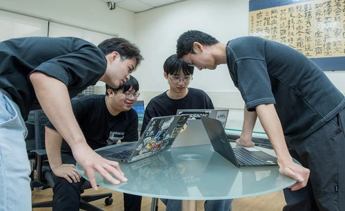 團隊成員跨校協作討論太空分散式邊緣運算資料中心方案，從技術可行性到商業模式反覆驗證，培養兼具科研與產業思維的系統整合能力。