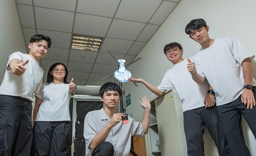 Taipei Laser Comm團隊自主開發自動對準與追光系統，可即時修正光束偏移，提升低軌衛星雷射通訊的穩定性，對應全球衛星光通訊發展趨勢。 (圖左至右 陳彥任、周珈卉、江惟智、梁竣程、陳封崹)