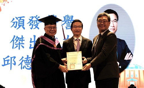 益鼎創投公司董事長邱德成(中)獲頒北科大榮譽傑出校友。(攝影:王泳傑)