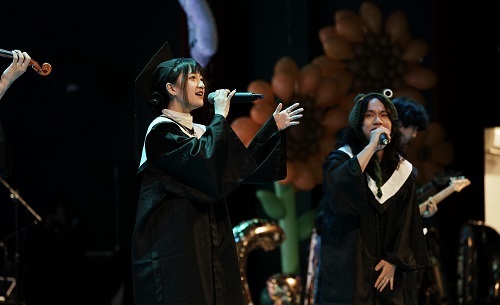 畢聯會團隊演出畢業歌曲〈值多少〉。(攝影:呂宇絜)