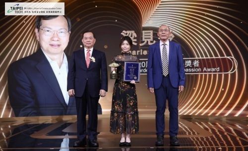 美超微創辦人梁見後獲第20屆「愛心獎」，由鐿鈦科技總裁林寳彰（右）頒獎，梁見後女兒（中）代領。