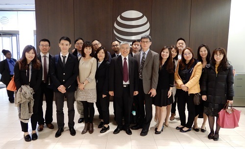 北科大校長王錫福（中）赴美參加UTA畢業典禮，並帶領學生參訪美國電信巨擘AT&T。