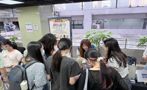 學生透過實習媒合日與企業代表面對面交流，了解實習職缺與工作內容，提前為未來職涯做好準備。