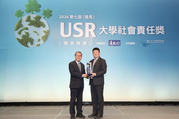 北科大校長任貽均(右)代表授獎