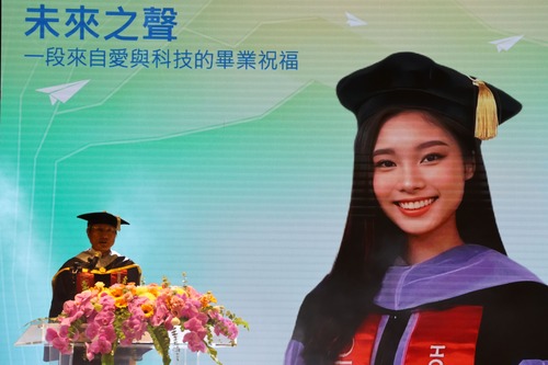 包小柏以自身經歷勉勵畢業生勇敢面對挑戰，並透過AI虛擬化身重現愛女身影，展現科技的人文溫度。