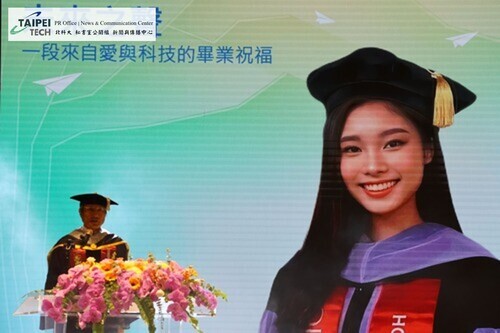 包小柏以自身經歷勉勵畢業生勇敢面對挑戰，並透過AI虛擬化身重現愛女身影，展現科技的人文溫度。