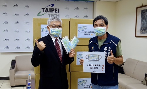 北科大校長王錫福（左）與朱園里里長李林耀攜手防疫。