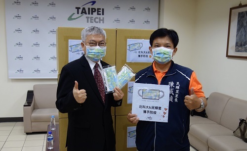 北科大校長王錫福（左）與民輝里里長陳威禎攜手防疫。