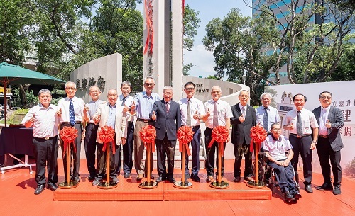 北科大「鐘樓重建竣工剪綵揭幕儀式」校友貴賓大合影。