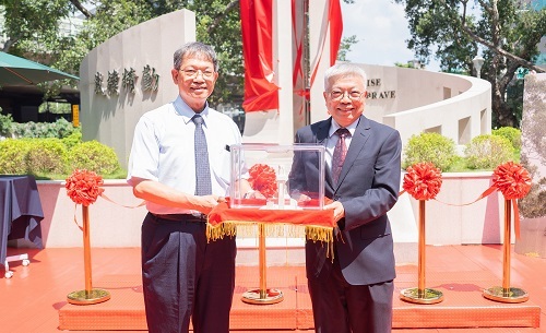 璞樓基金會董事長林啟瑞(左)代表致贈鐘樓模型給北科大校長王錫福。