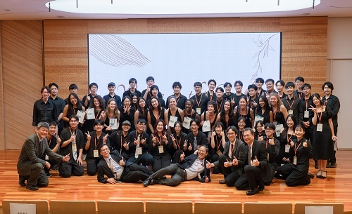 北科大師生與哈佛大學 The Radcliffe Pitches 全體團員於世雄感恩演藝廳合影，為這場跨洋音樂交流留下最美紀念。